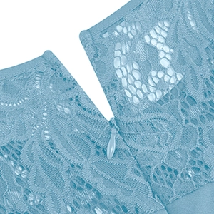 Détail d'une robe en dentelle bleu clair avec motifs floraux et fermeture éclair invisible