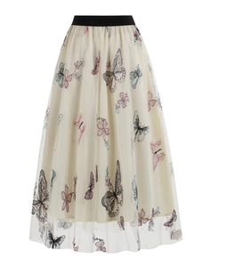 Détail de papillons colorés brodés sur une jupe midi en tulle de maille double beige