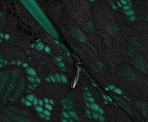 Détail de la fermeture éclair invisible sur une robe en dentelle noire avec doublure verte