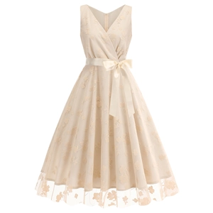 Robe vintage beige sans manches avec col en V, broderie florale et ceinture satin