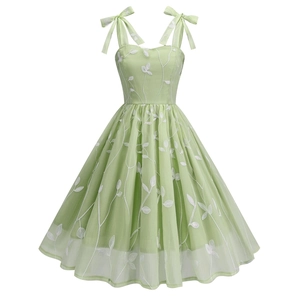 Vintage Audrey Hepburn Cocktailkleid in Hellgrün mit weißer Blattstickerei und Trägern