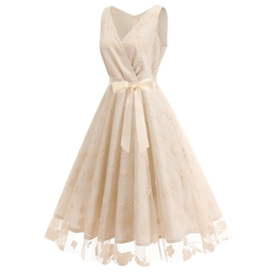 Détail de la dentelle florale délicate et de la ceinture en satin sur la robe champagne