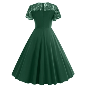 Vue arrière d'une robe rétro vert foncé avec dentelle délicate et fermeture éclair invisible