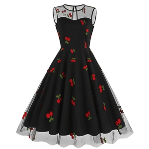 Détail d'une robe rétro années 50 avec broderie cerise et décolleté en maille noire