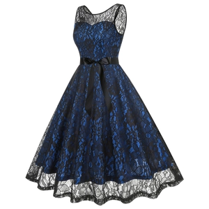 Détail de robe de cocktail sans manches des années 50 avec ceinture satin et dentelle florale