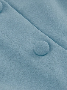 Détail macro du tissu bleu Morandi avec boutons recouverts élégants et coutures fines