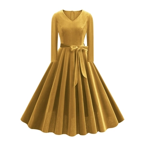 Dettaglio di elegante abito in velluto giallo zenzero con scollo a V e fiocco in vita