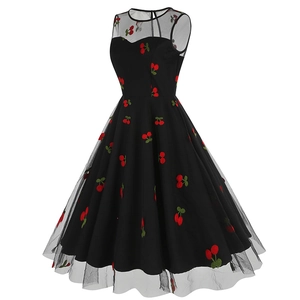 Détail de broderie cerise rouge sur tissu résille noir d'une robe vintage sans manches