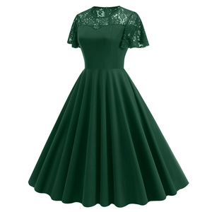 Détails de l'encolure en dentelle et manches de robe cocktail vintage vert foncé