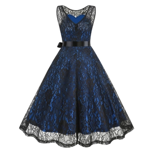 Détail de la robe vintage en dentelle sans manches avec doublure bleue et ceinture satin