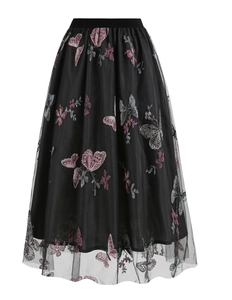 Détail de papillons brodés sur une jupe midi en tulle de maille noire élégante