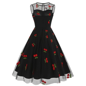 Détail de la robe trapèze en tulle noir avec broderie de cerises rouges rétro