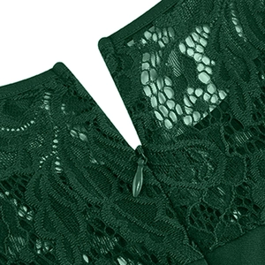 Détail d'une robe en dentelle vert foncé montrant la maille florale et la fermeture éclair invisible