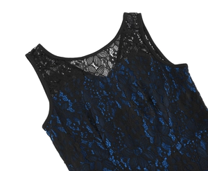 Détail de l'encolure en dentelle florale noire avec doublure bleu foncé sur robe sans manches
