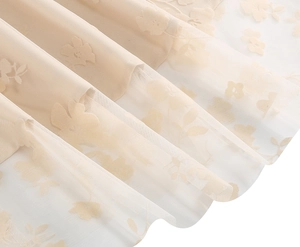 Vue macro détaillée d'un tissu en dentelle crème délicat avec motifs floraux élégants