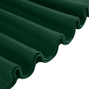 Détail de l'ourlet de robe vert forêt montrant une couture précise et un drapé lisse