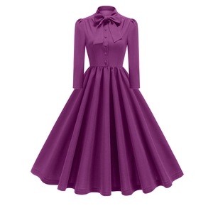 Détail d'une robe vintage violet foncé avec encolure à nœud et corsage à boutonnage simple