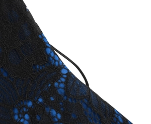 Détail macro de dentelle florale noire sur un tissu en satin bleu brillant