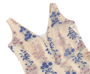 Detailaufnahme der blauen und rosa Blumenstickerei an einem ärmellosen V-Ausschnitt Kleid