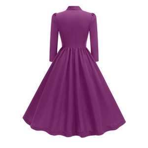 Vue arrière d'une robe trapèze vintage violet foncé avec manches trois-quarts