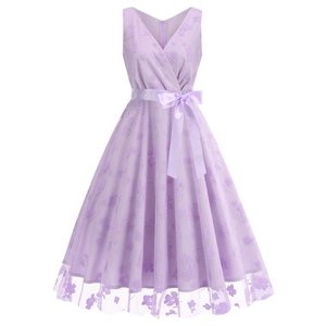 Robe vintage élégante lavande à col en V, broderie florale et ceinture en satin et tulle