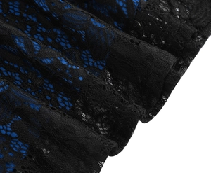 Détail de dentelle florale noire avec doublure bleu marine sur une robe de cocktail