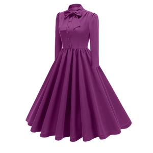 Détail de la robe vintage violette avec nœud papillon et boutons décoratifs