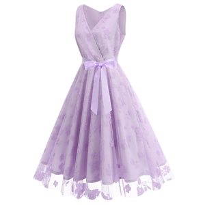 Détail de la broderie florale lavande et ceinture en satin sur cette robe trapèze chic
