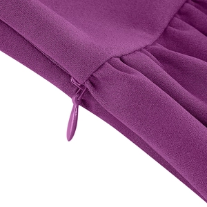 Gros plan sur la fermeture éclair invisible et le tissu violet texturé de la robe