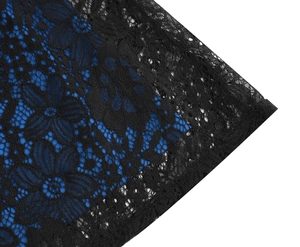 Détail de la dentelle florale noire sur doublure bleu foncé de la robe cocktail sans manches