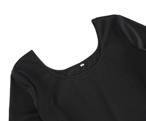 Detail des U-Ausschnitts und der feinen Nähte an einem schwarzen Netz-Kleid
