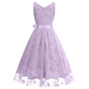Détail de la broderie florale lavande et ceinture à nœud en satin sur robe sans manches