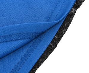Détail macro du tissu bleu roi avec bordure en dentelle noire délicate et couture