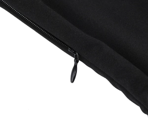 Nahaufnahme des unsichtbaren Reißverschlusses und Stoffstruktur am schwarzen Kleid