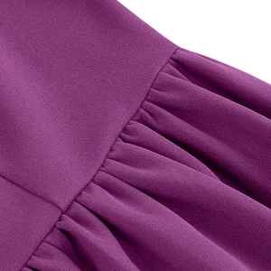 Gros plan détaillé de la robe en mousseline violette avec taille plissée et couture fine