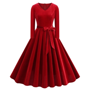 Dettaglio di abito in velluto rosso scuro con scollo a V, maniche e cintura a fiocco decorativa