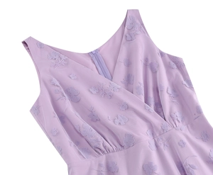 Gros plan sur robe lilas à col en V avec texture délicate de fleurs dévorées