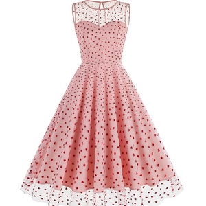 Robe trapèze vintage années 50 rose avec broderie cœurs rouges et détails en tulle