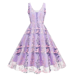 Nahaufnahme der floralen Stickerei und des V-Ausschnitts an einem lila Kleid