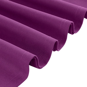Détail de l'ourlet de robe en mousseline violette avec finition soignée à double couture