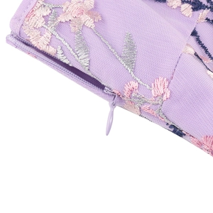 Details der Blumenstickerei und des unsichtbaren Reißverschlusses am lila Kleid