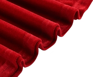 Dettaglio in velluto rosso scuro con pieghe morbide e cuciture rifinite sull'abito a V