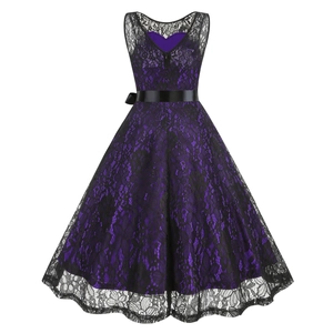 Détail de la robe de cocktail vintage style Hepburn en dentelle noire et violette dos