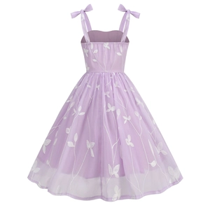 Rückansicht von Mädchen Kleid in Lavendel mit Schleifenträgern und weißer Blattstickerei