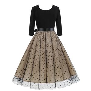 Detail eines eleganten U-Ausschnitt Kleides mit Polka-Dot Netzbeschichtung und Taillenschleife