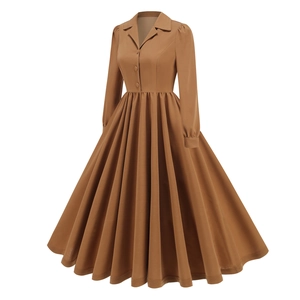 Détail d'une robe vintage française à manches longues avec col à revers et boutons