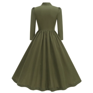Vue arrière détaillée de la robe vintage vert olive évasée avec taille haute élégante
