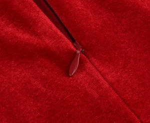 Dettaglio del tessuto in velluto rosso con cerniera invisibile di alta qualità