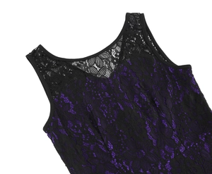Détail de la dentelle florale noire sur doublure violette d'une robe sans manches