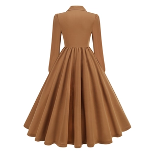 Vue arrière d'une robe marron vintage à manches longues avec taille haute et jupe évasée